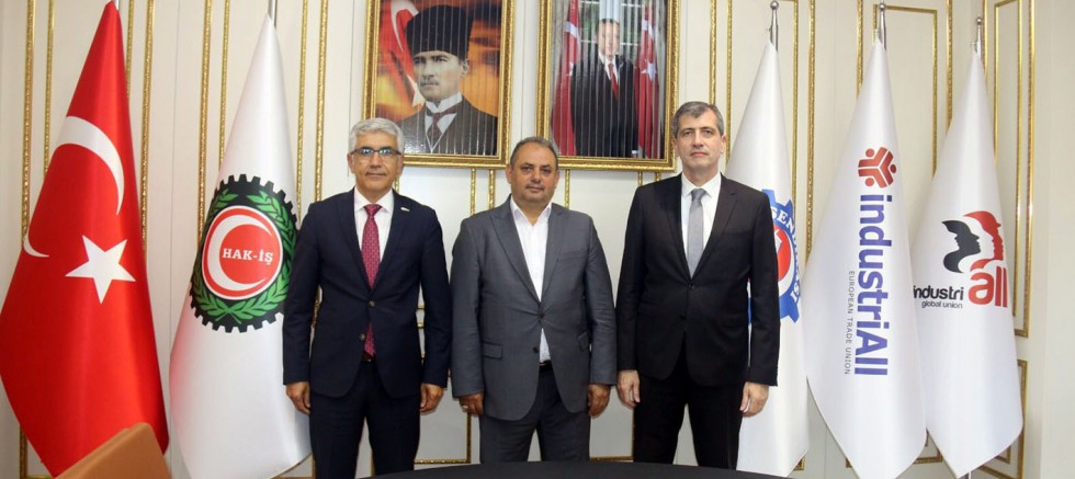 İSDEMİR’DE TOPLU İŞ SÖZLEŞMESİ SEVİNCİ