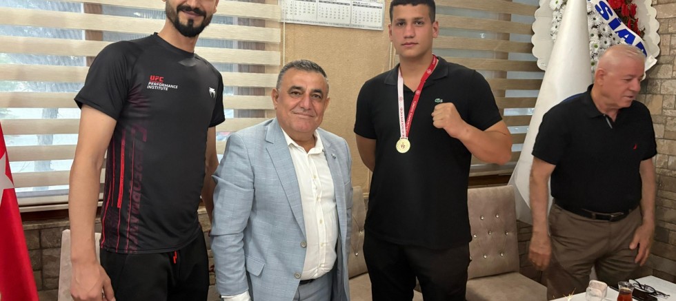 MUAY THAİ ŞAMPİYONU RÜZGAR GEÇER, ARİAD’I ZİYARET ETTİ. 